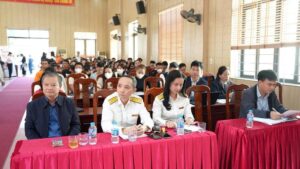 Lãnh đạo xã An Khánh cùng đại diện cơ quan thuế và đông đảo hộ kinh doanh theo dõi nội dung tập huấn.