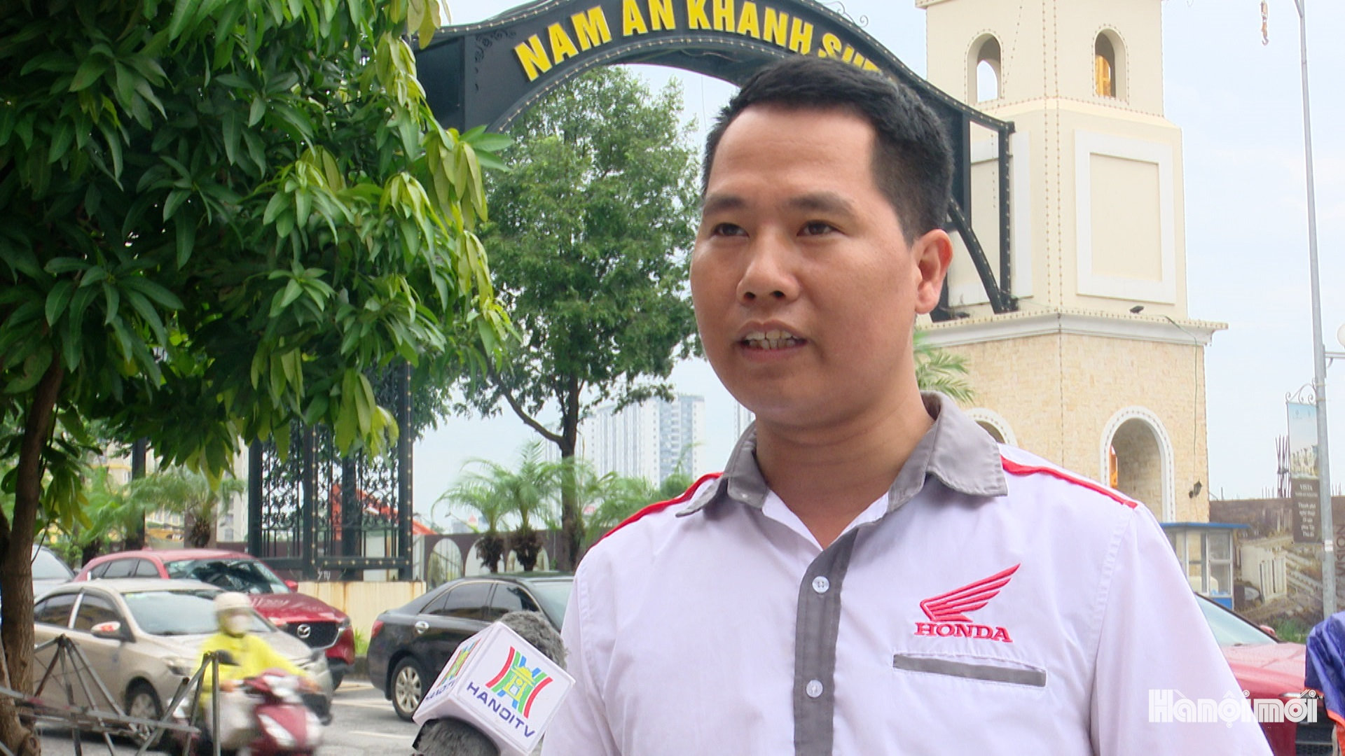 Anh Nguyễn Văn Khánh, nhân viên bán hàng trên đường Lê Trọng Tấn. Ảnh: Lại Tấn.