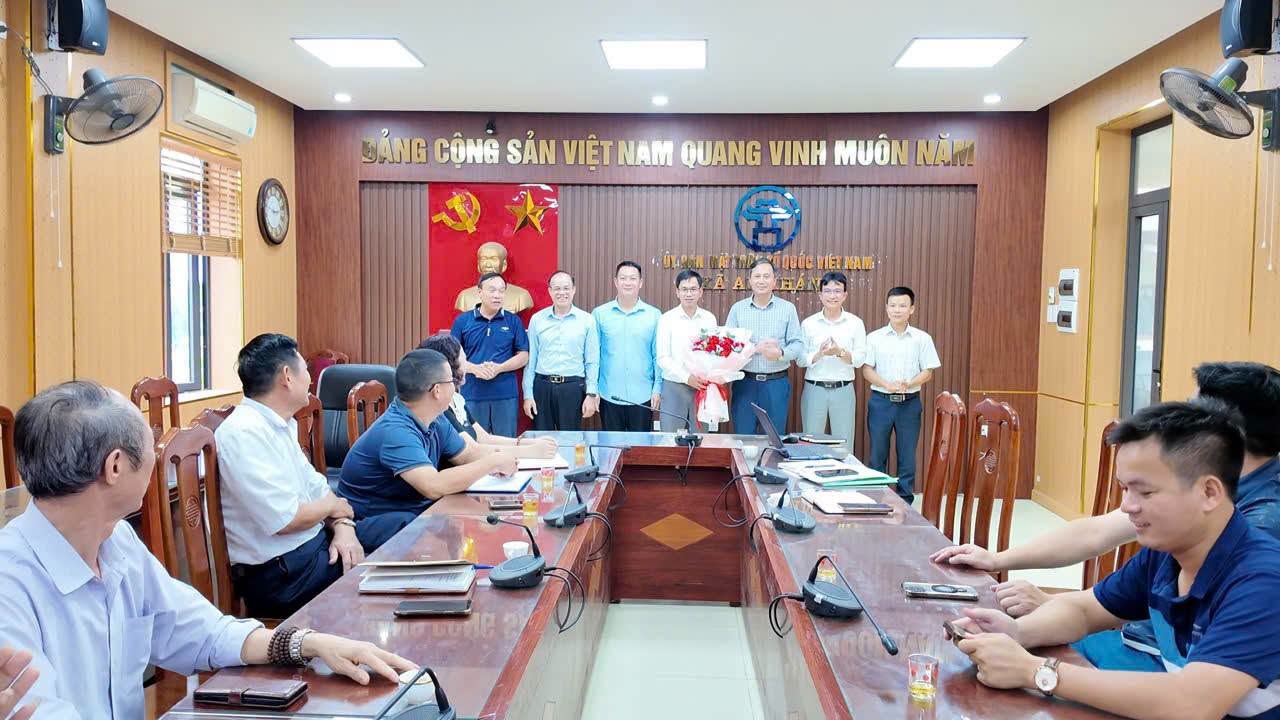 Lãnh đạo Đảng ủy, Ủy ban Mặt trận Tổ quốc xã An Khánh trao hoa chúc mừng các đồng chí vừa được tín nhiệm bầu bổ sung.