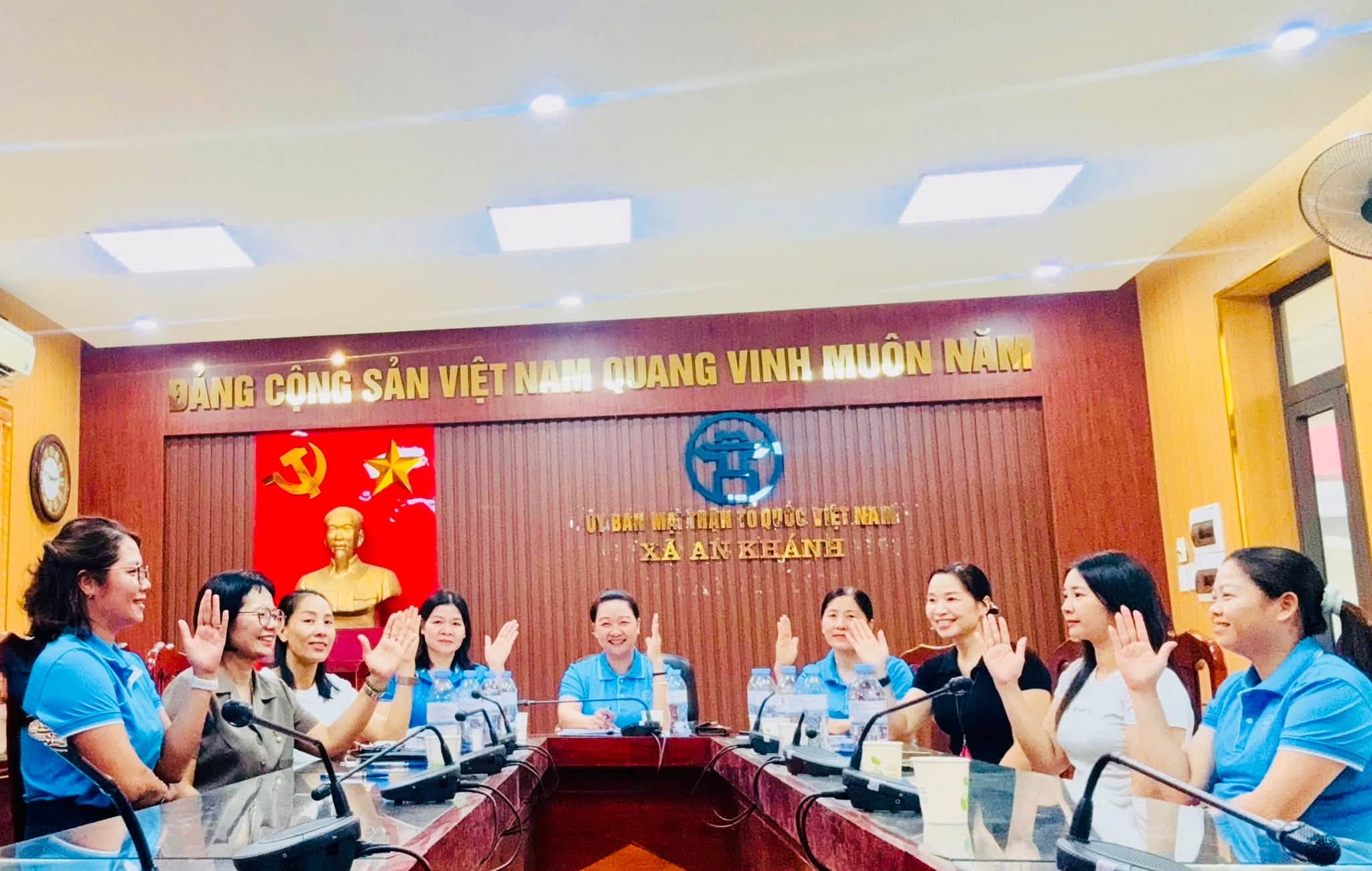 Tinh thần đồng thuận tuyệt đối thể hiện qua những cánh tay biểu quyết nhất trí cao của các đại biểu dự họp.