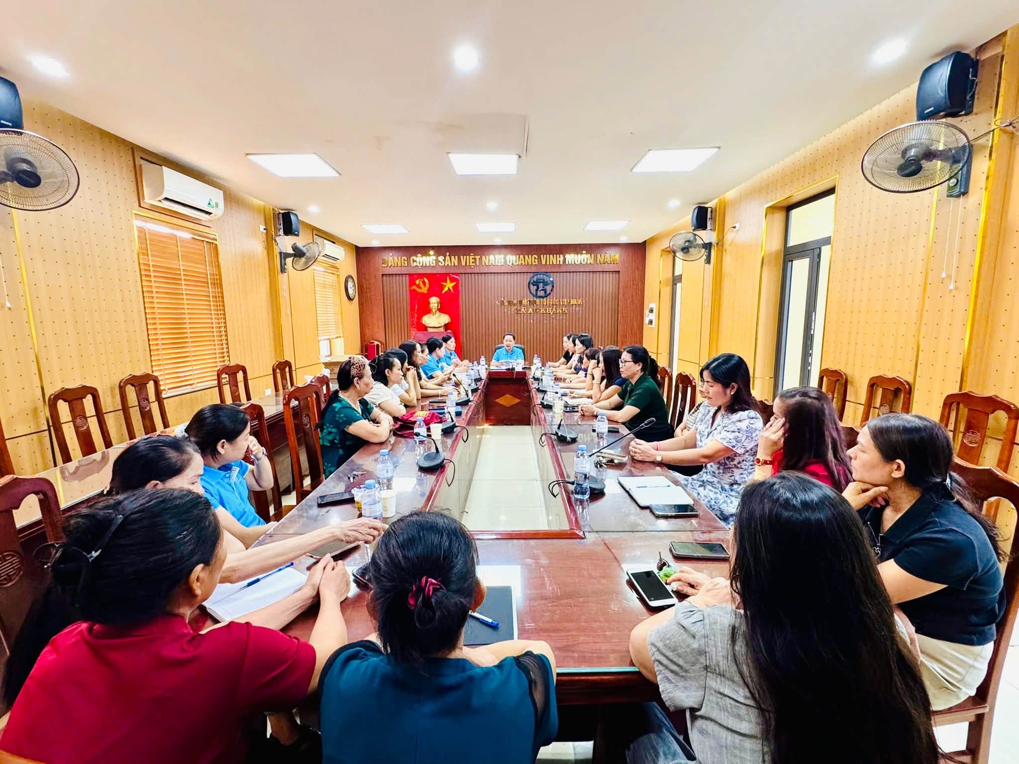 Không khí làm việc nghiêm túc, trách nhiệm của các đại biểu tham dự hội nghị tại trụ sở cơ quan.