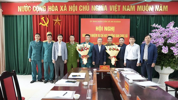 Đồng chí Hồ Trung Nghĩa - Chủ tịch UBND xã cùng đại biểu chúc mừng đồng chí Chu Quang Doanh hoàn thành nhiệm vụ và Thượng tá Đồng Minh Mạnh nhận trọng trách mới.