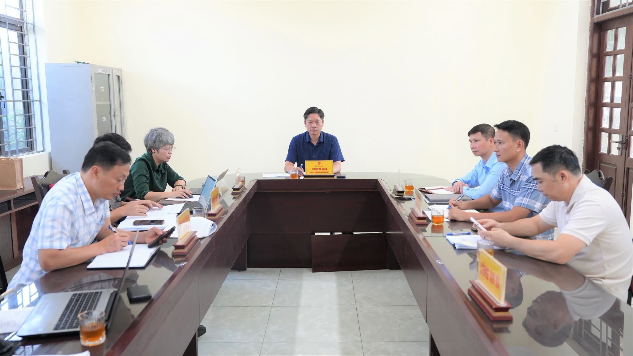 Toàn cảnh buổi làm việc dưới sự chủ trì của đồng chí Phùng Bá Nhân cùng sự tham gia của các ban ngành chức năng.