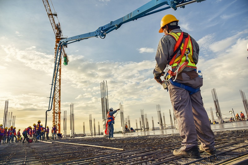 Chỉ huy trưởng trực tiếp bao quát các hoạt động thi công phức tạp, bảo đảm kỷ luật lao động và an toàn trên công trường.