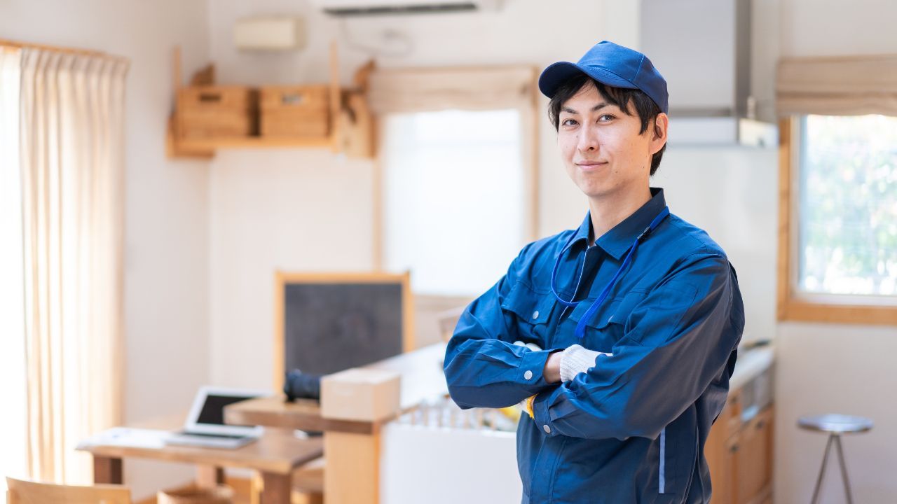 Nhân viên kỹ thuật lắp đặt EUROFAN với tác phong chuyên nghiệp, năng động tại công trình.
