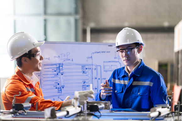 Môi trường làm việc tại EUROFAN tạo điều kiện cho kỹ thuật viên nâng cao kiến thức đọc bản vẽ kỹ thuật.