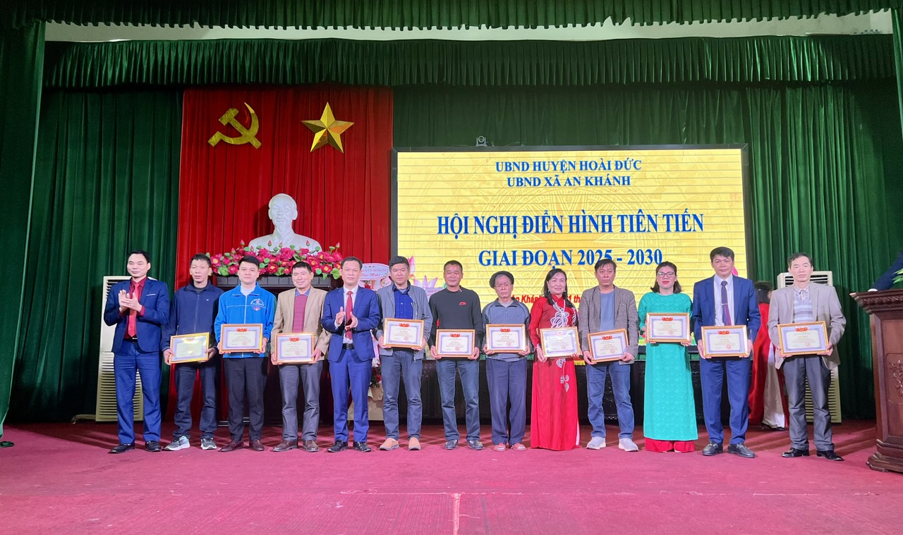Biểu dương các cá nhân có nhiều đóng góp tích cực trong phong trào thi đua yêu nước của địa phương.