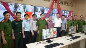 Các đại biểu ghi nhận, đánh giá cao mô hình Trung tâm camera giám sát hiện đại của Công an xã An Khánh.