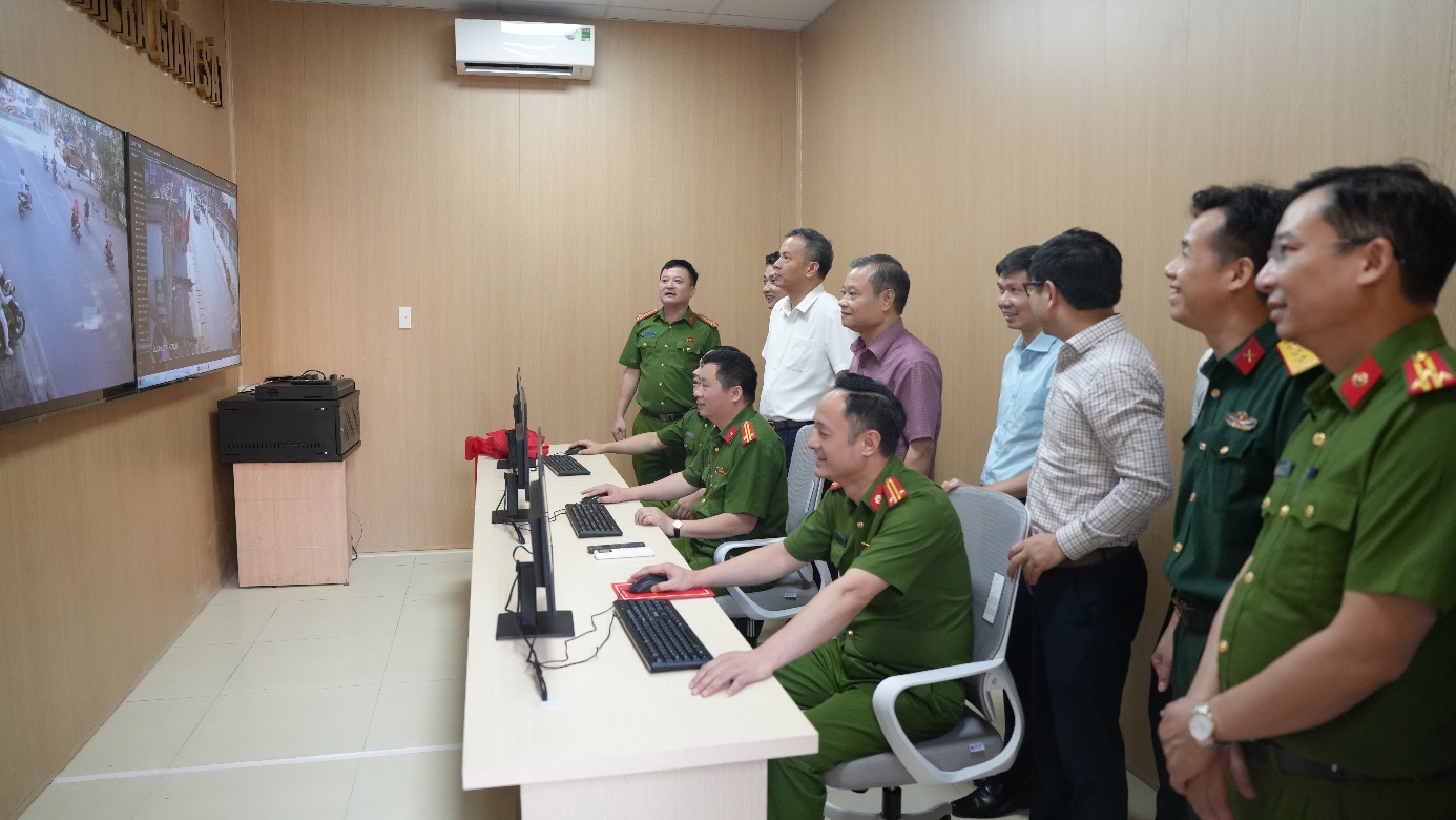 Các đồng chí lãnh đạo xã theo dõi quy trình điều khiển và truy xuất dữ liệu camera tại trung tâm chỉ huy.