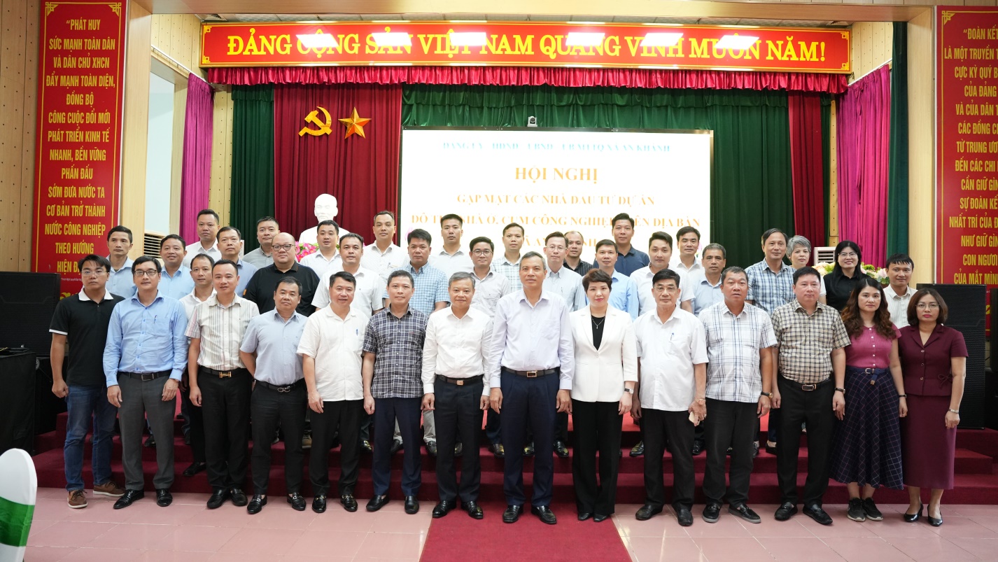 Các đồng chí lãnh đạo xã An Khánh và đại diện các nhà đầu tư chụp ảnh lưu niệm, thể hiện tinh thần đoàn kết, hợp tác cùng phát triển