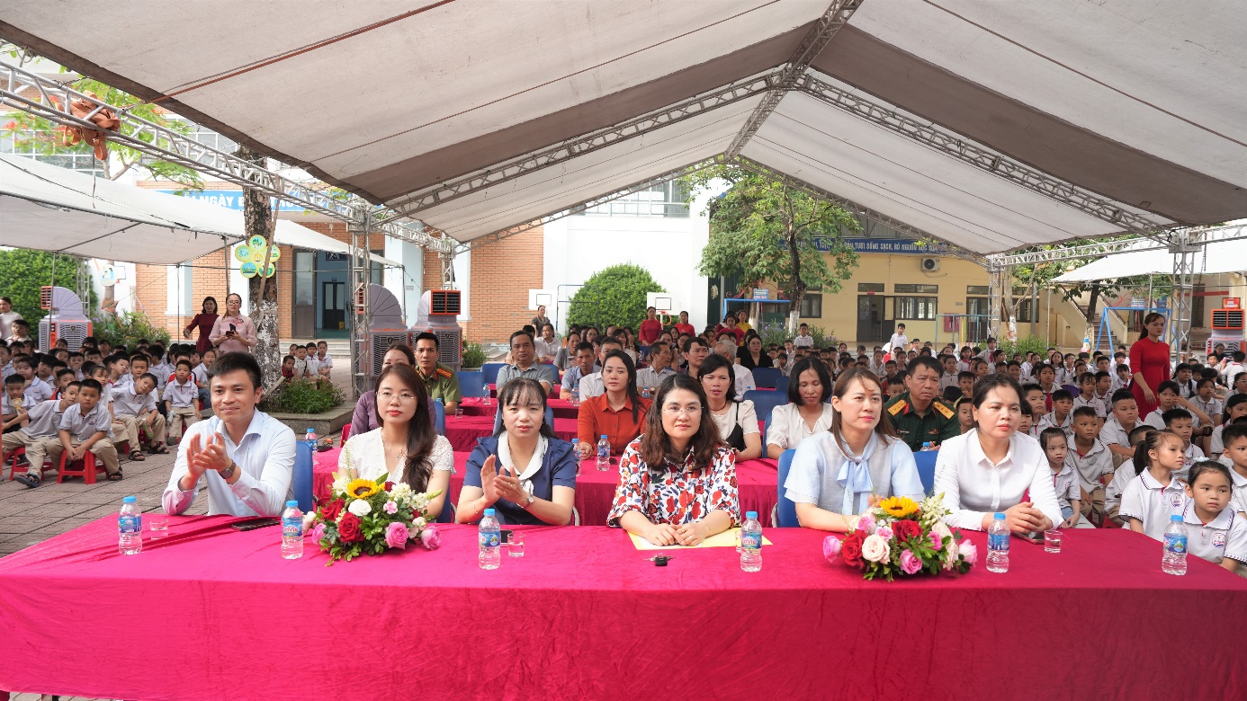 Đại diện lãnh đạo các phòng ban chuyên môn xã An Khánh và các thầy cô giáo dự lễ phát động.