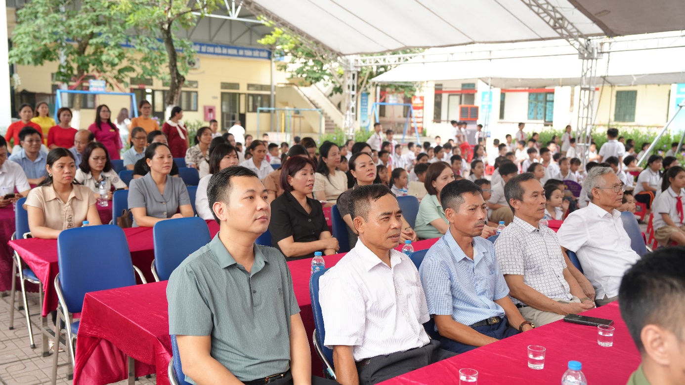 rưởng các thôn và đại diện phụ huynh học sinh hưởng ứng ngày hội sáng tạo.
