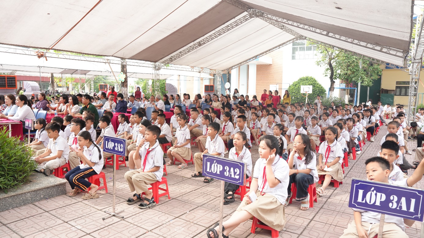 Đông đảo các em học sinh Trường Tiểu học An Thượng B hào hứng tham gia ngày hội.