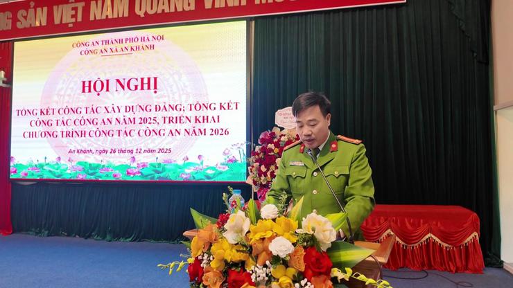 Đại diện Ban Chỉ huy Công an xã báo cáo tổng kết các mặt công tác công an trong năm 2025.