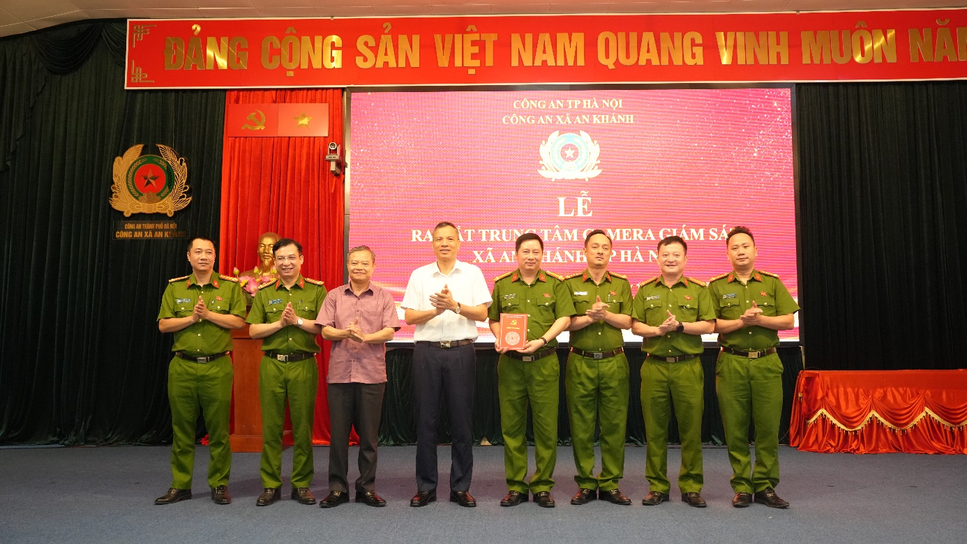 Lãnh đạo xã An Khánh trao quyết định khen thưởng đột xuất cho cán bộ, chiến sĩ Công an xã lập chiến công xuất sắc đấu tranh phòng chống tội phạm ma túy.