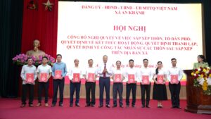 Đồng chí Nguyễn Trung Thuận - Bí thư Đảng ủy, Chủ tịch HĐND xã trao quyết định cho các đồng chí lãnh đạo thôn sau sắp xếp.