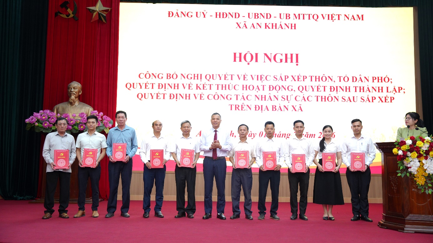 Đồng chí Nguyễn Trung Thuận - Bí thư Đảng ủy, Chủ tịch HĐND xã trao quyết định cho các đồng chí lãnh đạo thôn sau sắp xếp.