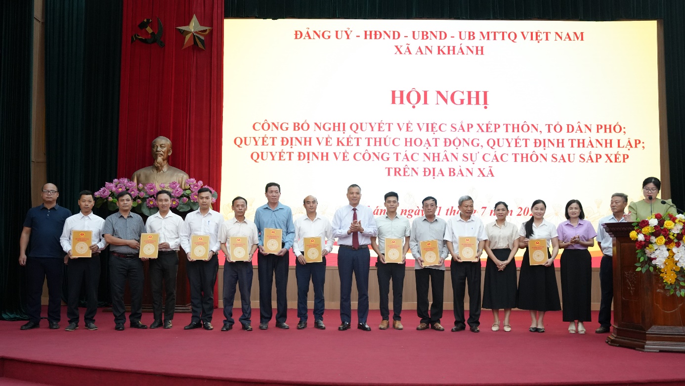 Trao các quyết định chỉ định nhân sự chủ chốt tại các đơn vị thôn mới thành lập.