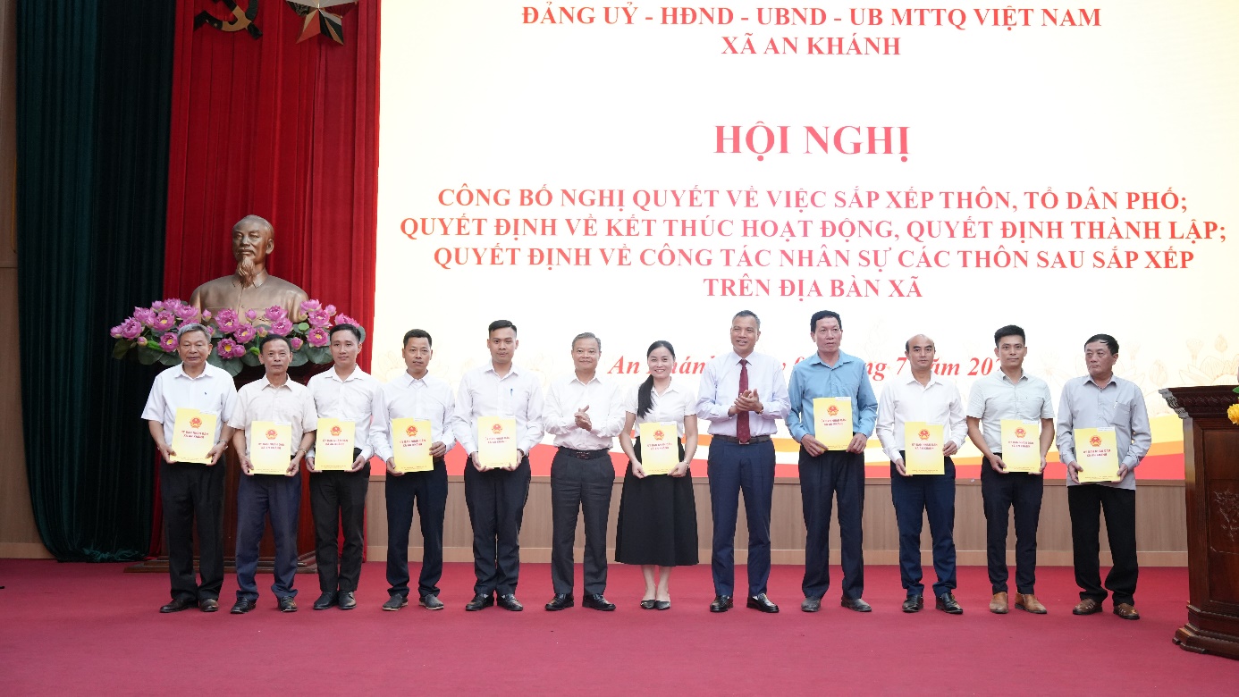 Lãnh đạo xã An Khánh chúc mừng đội ngũ cán bộ thôn nhận trọng trách mới.