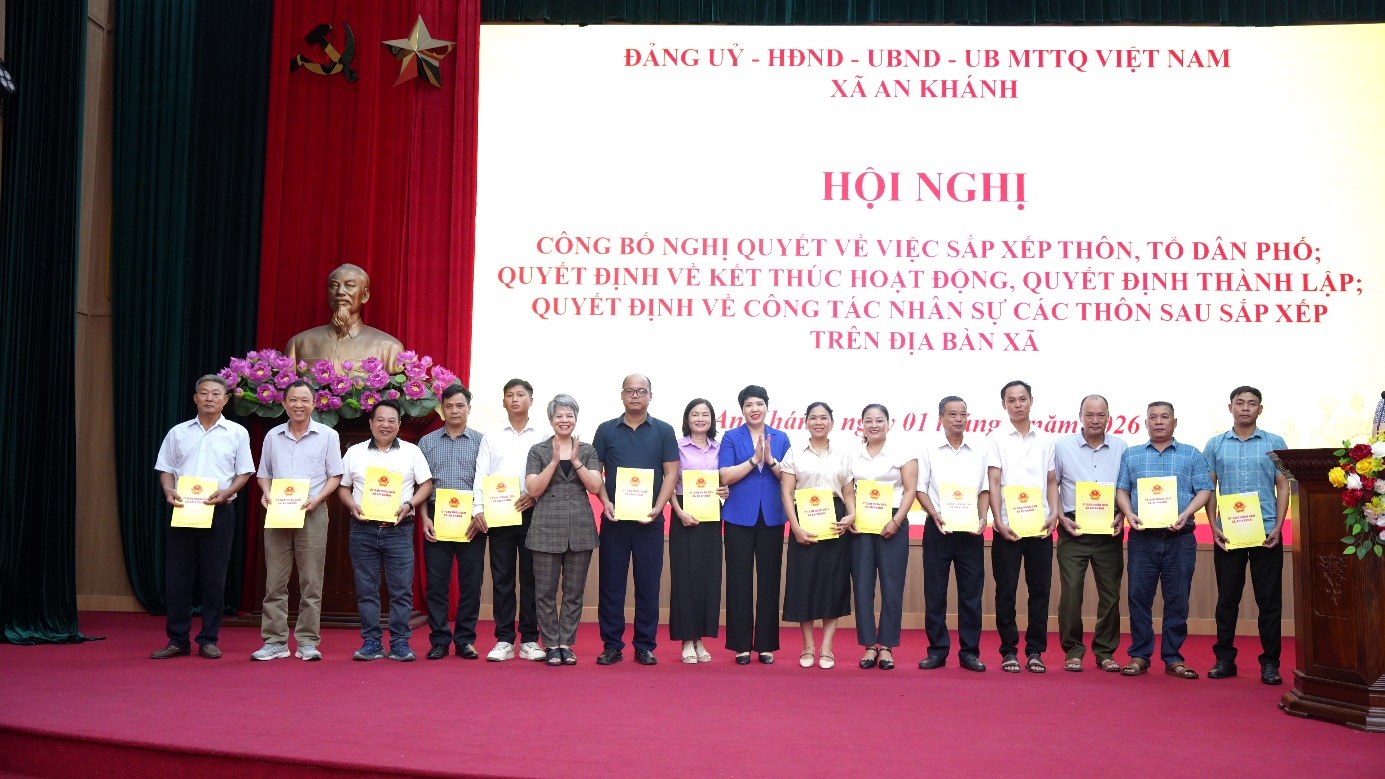 Các đồng chí lãnh đạo Đảng ủy, HĐND, UBND xã trao quyết định cho nhân sự cơ sở.