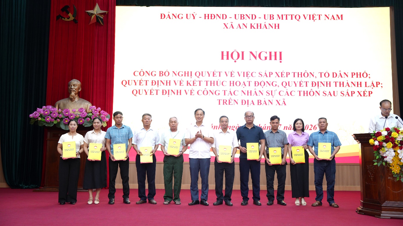 Các đồng chí lãnh đạo xã chụp ảnh lưu niệm cùng đội ngũ cán bộ các thôn sau sắp xếp.