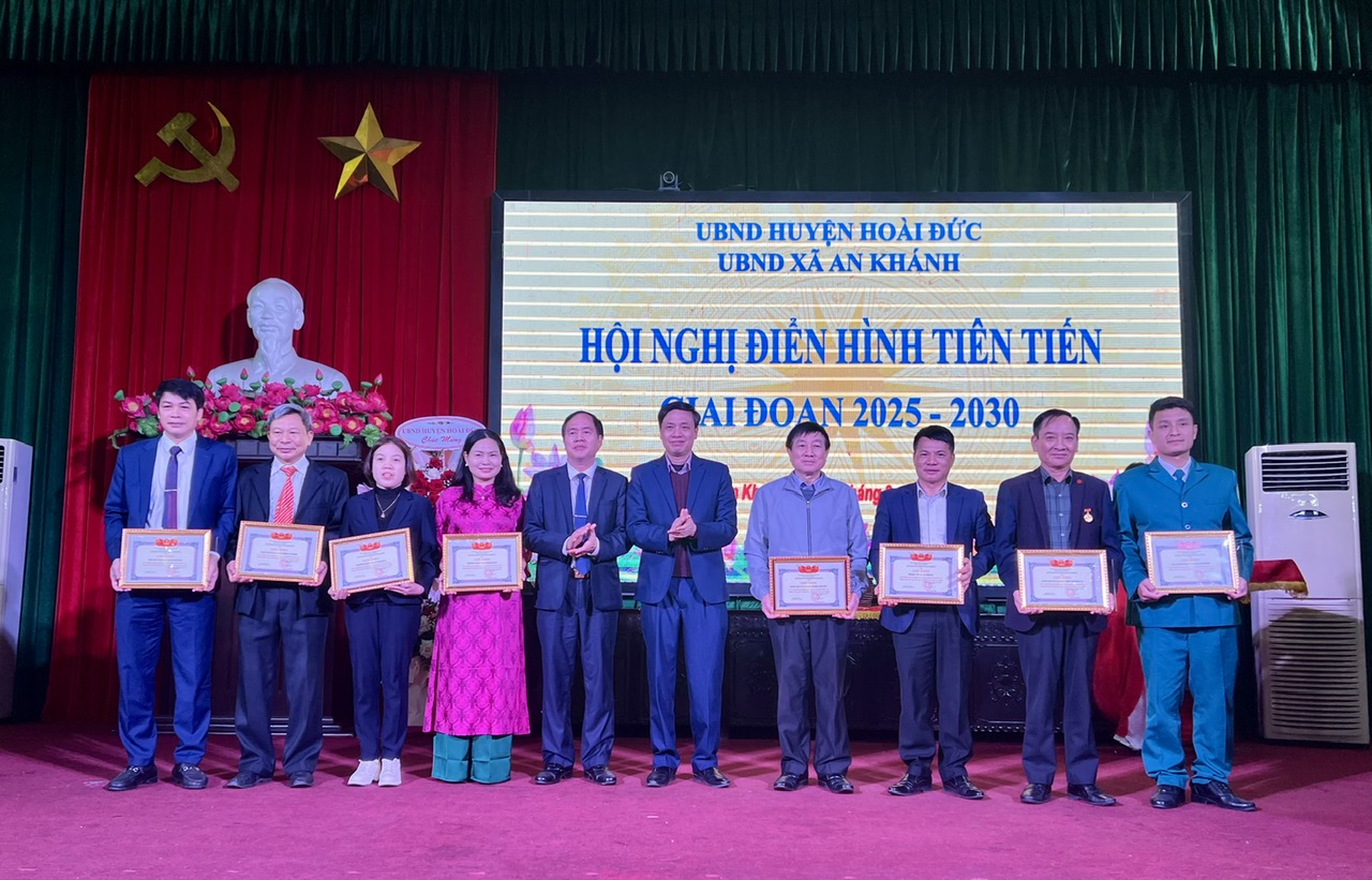 Lãnh đạo xã trao giấy khen cho các tập thể đạt thành tích tiêu biểu giai đoạn 2020 - 2025.