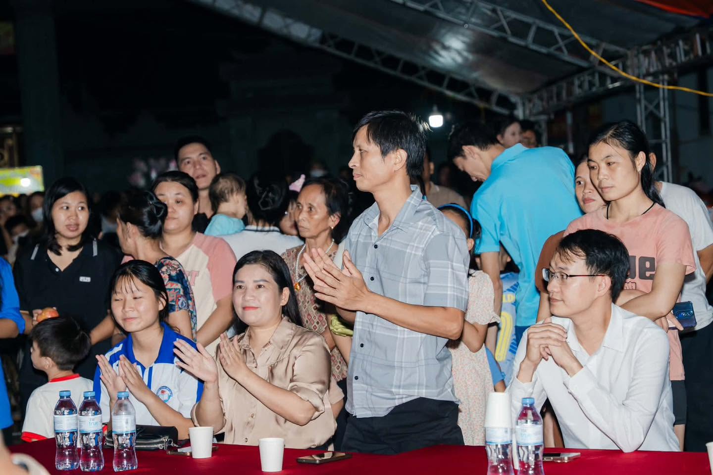 Đông đảo bà con nhân dân và các em thiếu nhi nô nức trẩy hội dưới ánh trăng rằm.