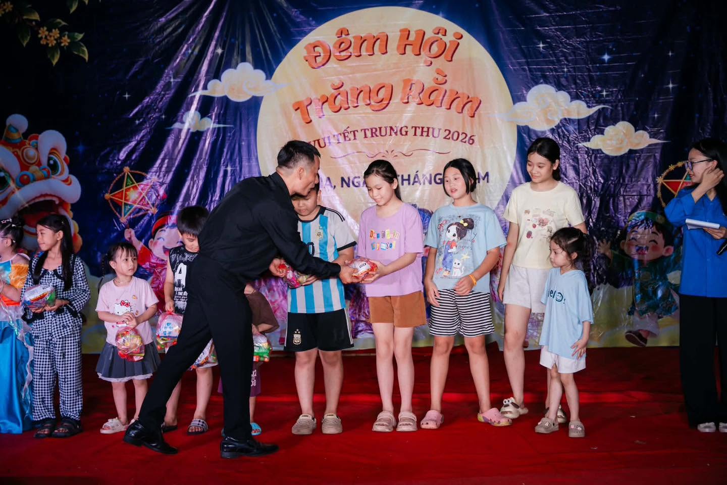Không khí ấm áp, gần gũi khi các em nhỏ được nhận quà và hòa mình vào các trò chơi tương tác.