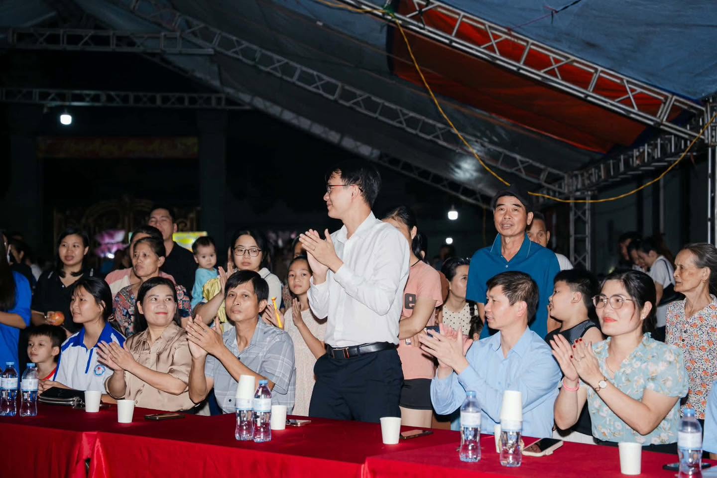 Những tràng pháo tay giòn giã và nụ cười rạng rỡ của bà con nhân dân là minh chứng cho sự thành công của chương trình.