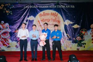 Khoảnh khắc trao tặng những bó hoa tươi thắm thay cho lời cảm ơn chân thành từ Chi đoàn An Hạ.