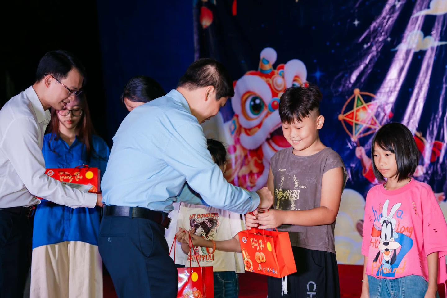 Nụ cười rạng rỡ của những người trẻ tuổi mang sứ mệnh kết nối cộng đồng.