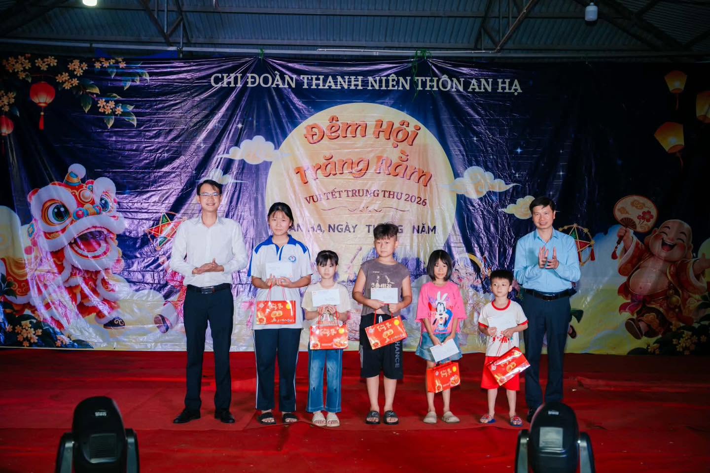 Những món quà đong đầy tình cảm được trao tận tay các bạn nhỏ, mang lại niềm vui sướng vỡ òa.