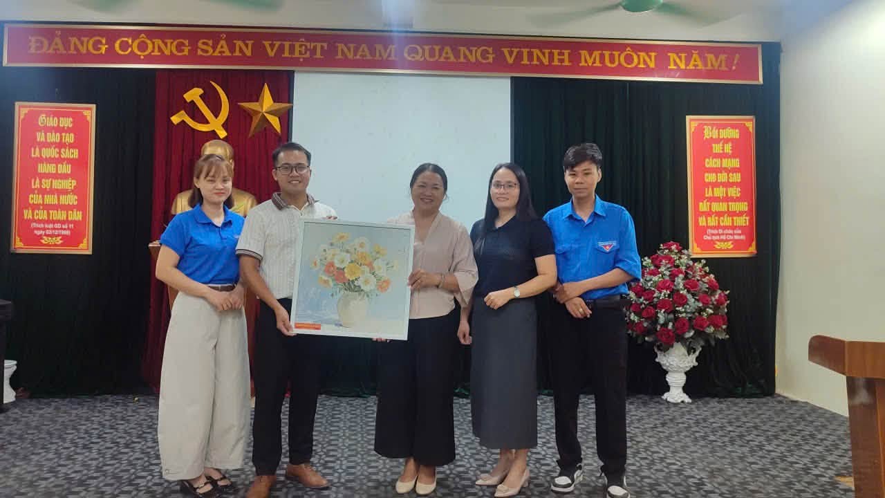 Ban Giám hiệu cùng Ban Chấp hành Chi đoàn trao tặng bức tranh kỷ niệm tri ân chuyên gia Nguyễn Văn Tuấn.
