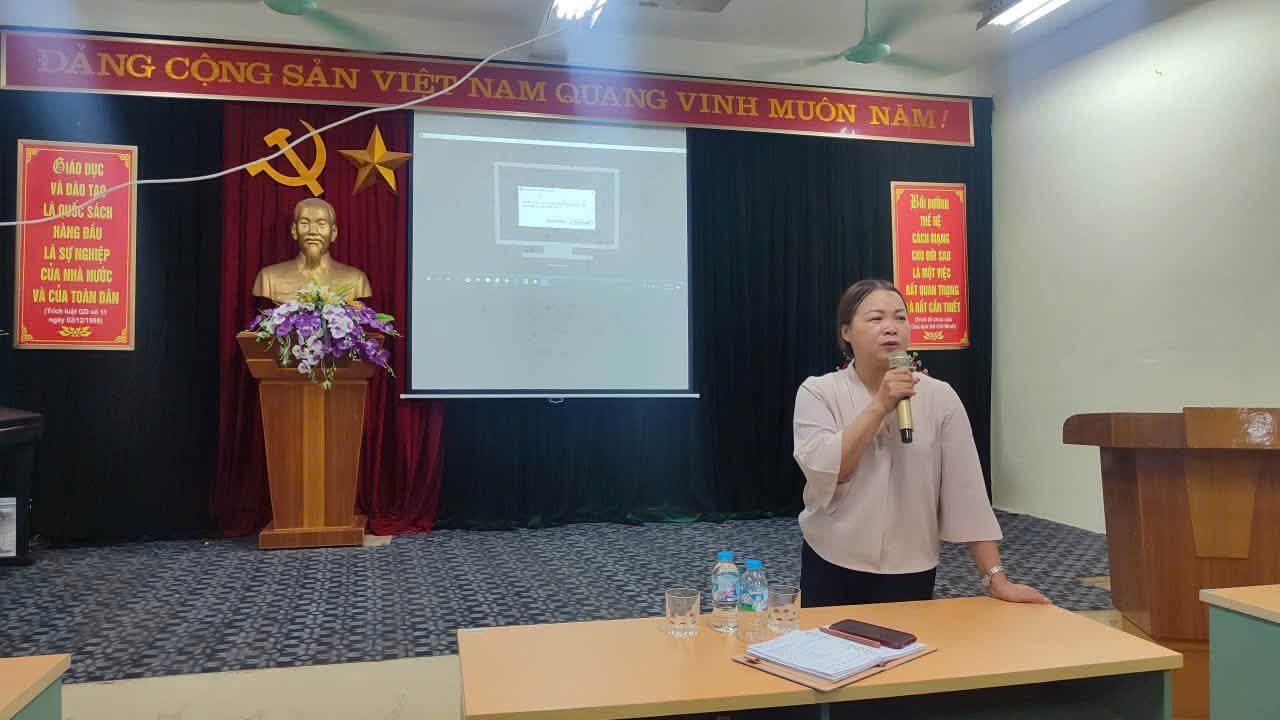 Ban Giám hiệu nhà trường quán triệt ý nghĩa quan trọng của công tác truyền thông số đối với cán bộ, giáo viên trẻ.