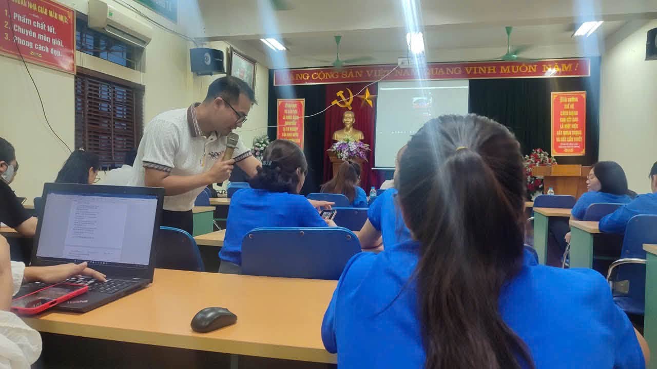 Tinh thần học hỏi nghiêm túc, quyết tâm làm chủ công nghệ mới của đội ngũ nhà giáo trẻ.
