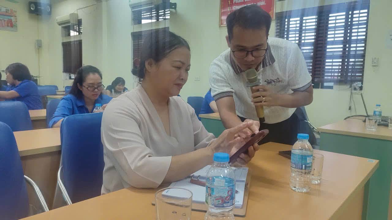 Sự tương tác cởi mở, thân thiện giữa chuyên gia và cán bộ quản lý nhà trường trong quá trình thực hành.