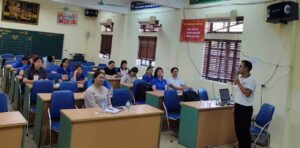 Đông đảo cán bộ quản lý và giáo viên trẻ tham dự đầy đủ, nghiêm túc ghi chép kiến thức.