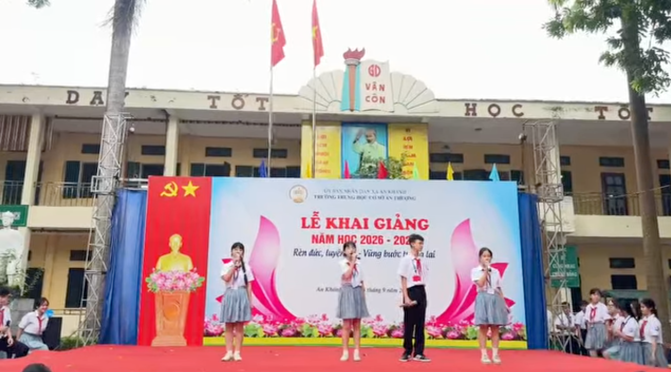 Các bạn học sinh Chi đội 9B1 tự tin cất cao giọng hát trong trẻo mở màn tiết mục văn nghệ chào năm học mới.