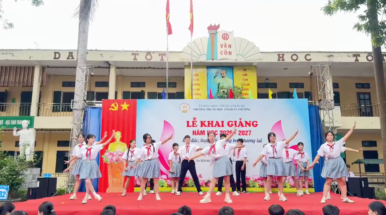 Các bạn học sinh thực hiện động tác múa đồng diễn đều tăm tắp dưới nền nhạc rộn rã.