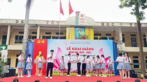 Sự phối hợp ăn ý và những nụ cười rạng rỡ của tuổi học trò trên sân khấu biểu diễn.
