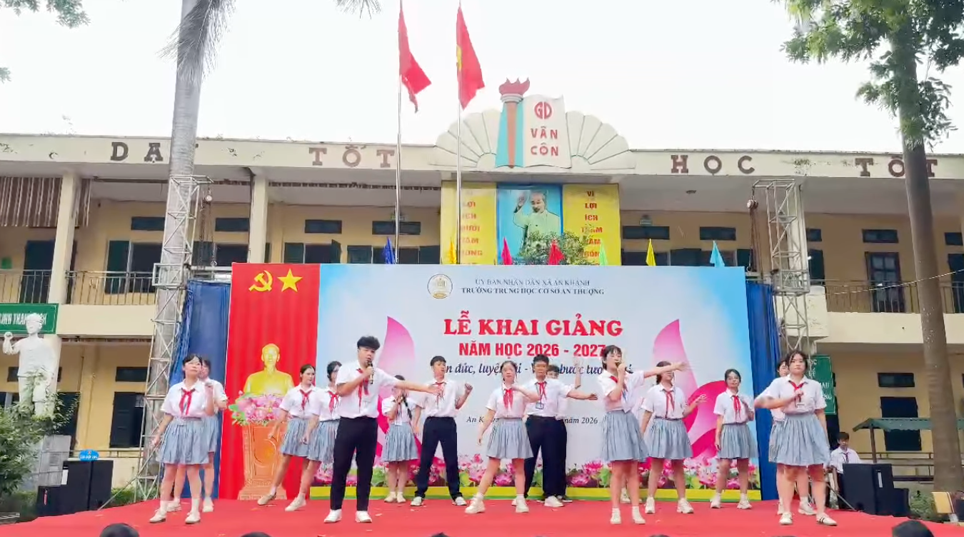 Toàn cảnh đội hình dàn trải ấn tượng, tạo nên điểm nhấn bùng nổ cho tiết mục sinh hoạt dưới cờ.