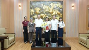 Thường trực Đảng ủy, lãnh đạo UBND xã và các cơ quan, đơn vị tặng hoa chúc mừng thí sinh Nguyễn Thị Lịch.