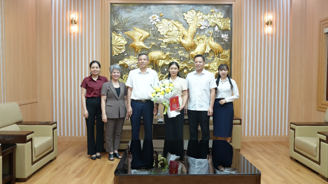 Thường trực Đảng ủy, lãnh đạo UBND xã và các cơ quan, đơn vị tặng hoa chúc mừng thí sinh Nguyễn Thị Lịch.