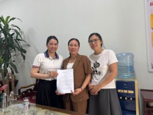 Chị Trần Thu Thủy (ngoài cùng bên phải) vui mừng nhận lại tài sản từ cô giáo Hoàng Thị Tâm tại văn phòng nhà trường.