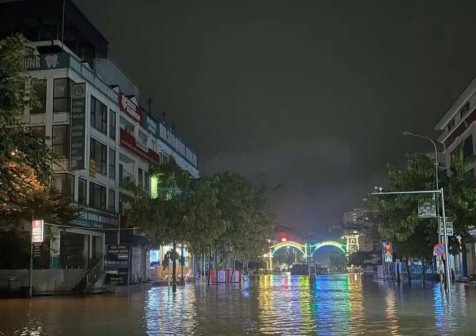 Cổng chào Nam An Khánh ngập sâu trong làn nước mênh mông ngay từ thời điểm rạng sáng.