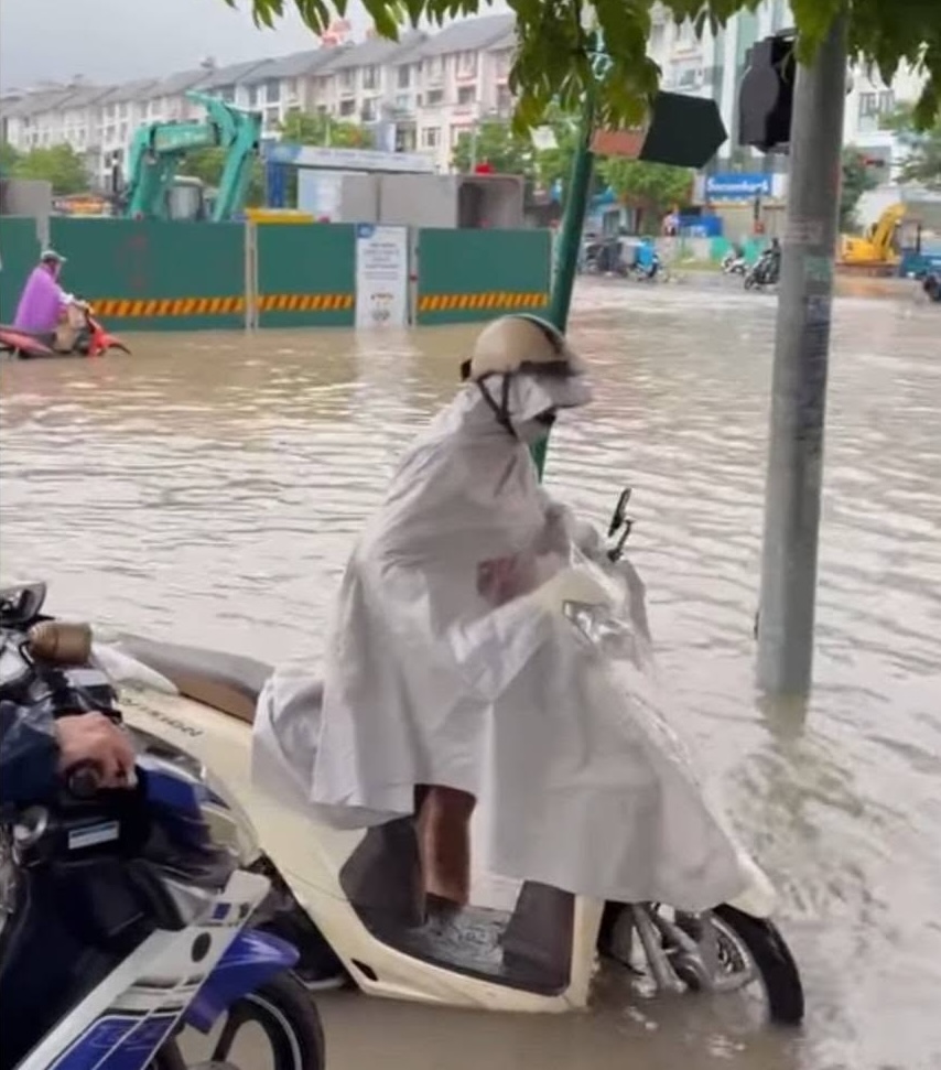 Các phương tiện xe hai bánh gặp vô vàn nguy hiểm khi mực nước ngập sâu qua trục bánh xe.