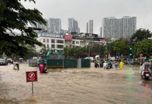 Khu vực giao cắt ngập diện rộng, phương tiện chen chúc quanh rào chắn công trình đang thi công.