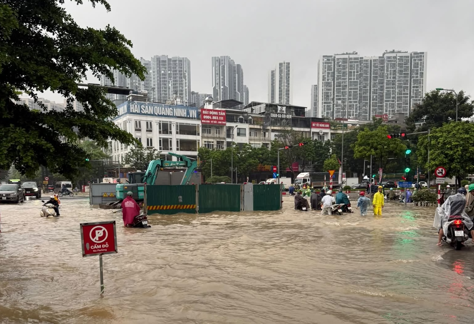 Khu vực giao cắt ngập diện rộng, phương tiện chen chúc quanh rào chắn công trình đang thi công.