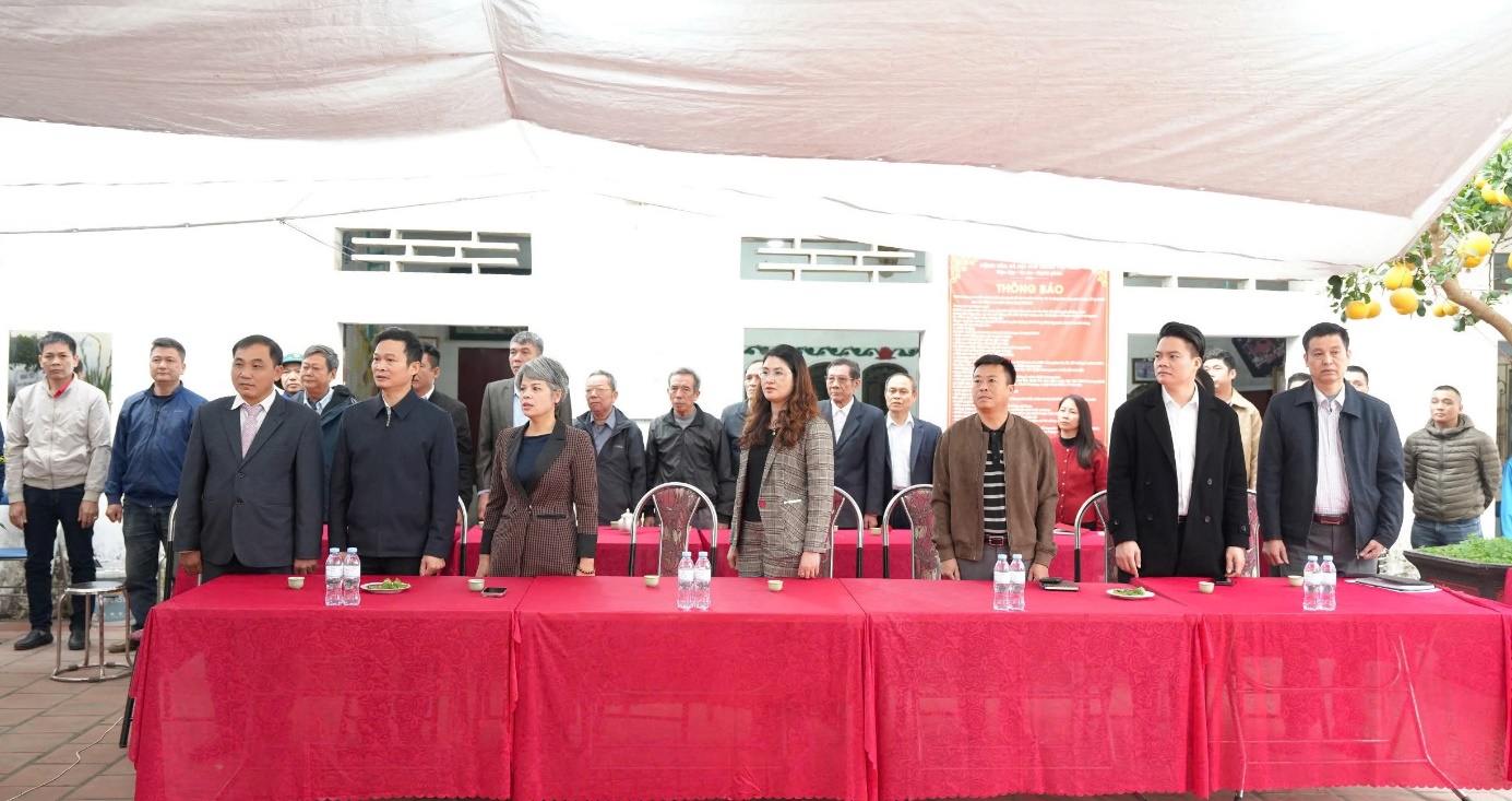 Đồng chí Bùi Thu Hương - Phó Chủ tịch UBND xã An Khánh cùng các đại biểu, lãnh đạo cơ quan dự lễ khởi công.