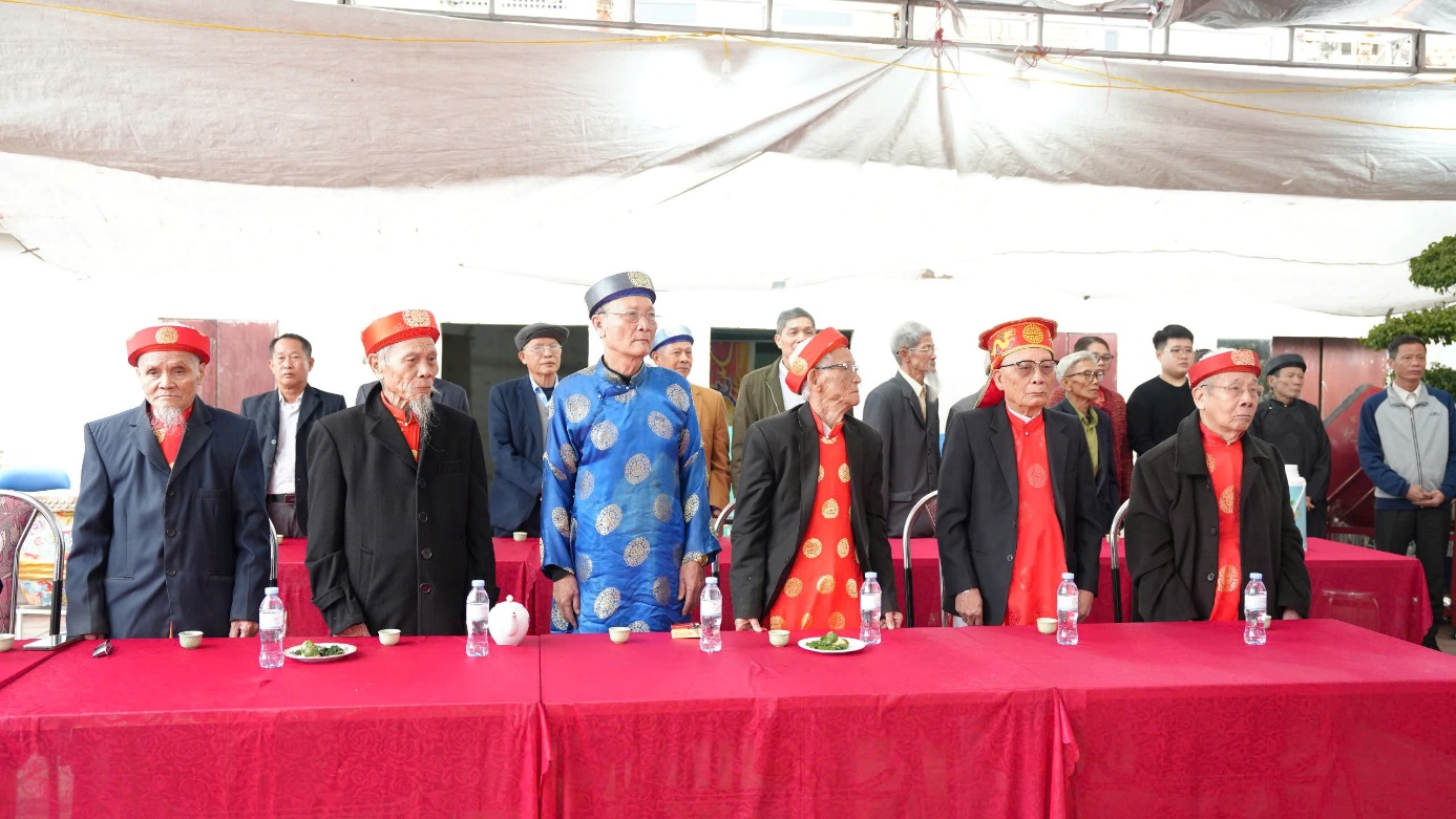 Các bậc cao niên thôn Đào Nguyên trong trang phục truyền thống tham dự ngày hội bảo tồn di tích làng quê.